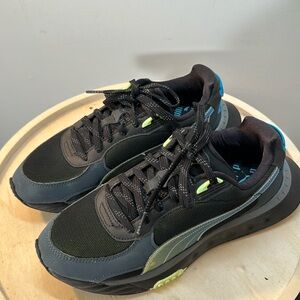 Puma Junior’s Wild Rider Lightsense Sneakes Size 6